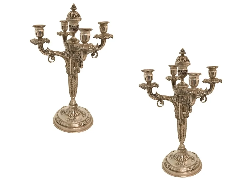 deux candelabres anciens décoratifs avec plusieurs bras et bases élégantes