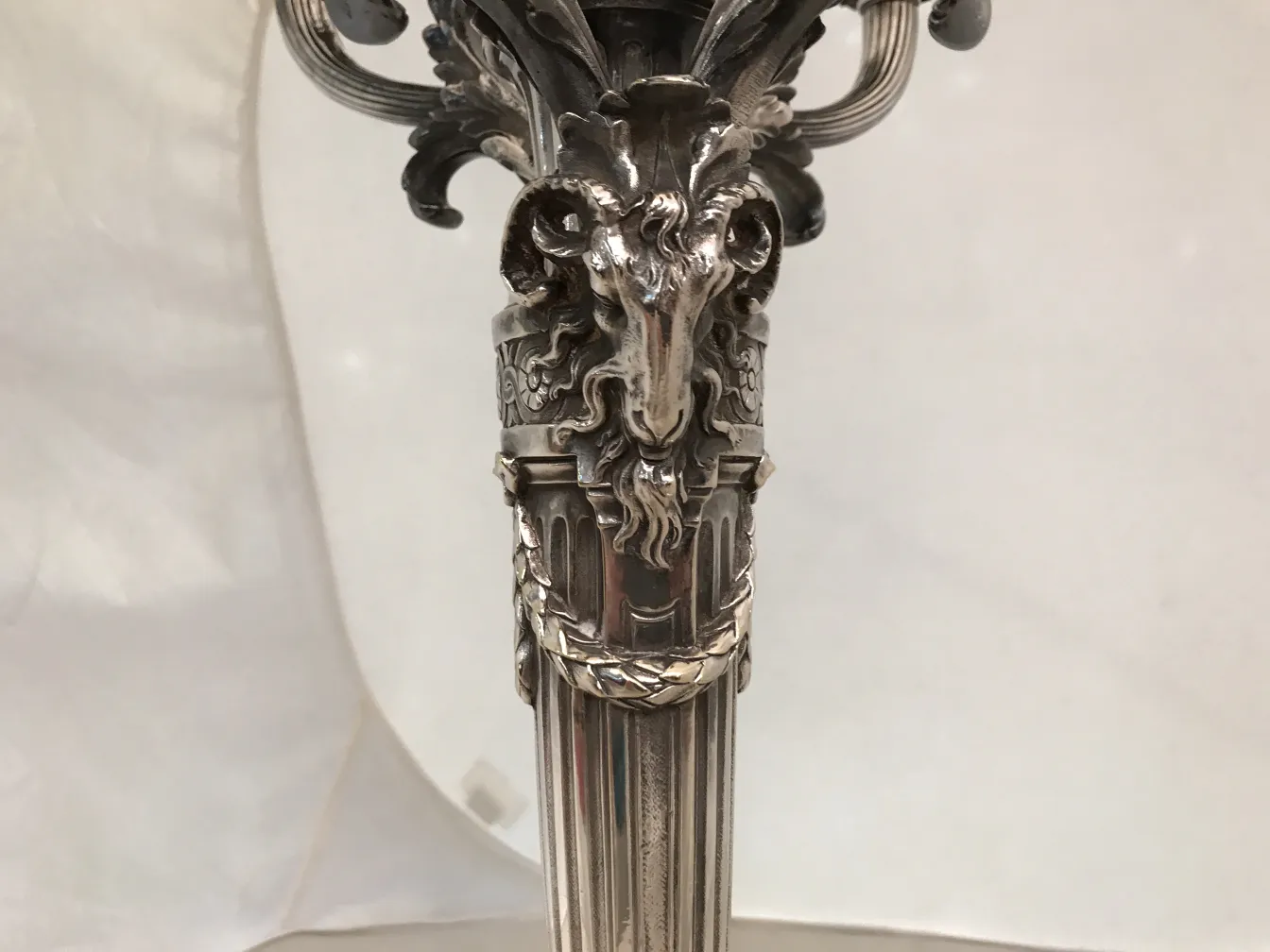 dos candelabros antiguos con un diseño intrincado