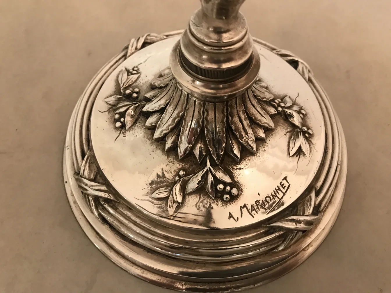 Dekorative Basis der antiken Kerzenhalter mit Blättern und Beeren