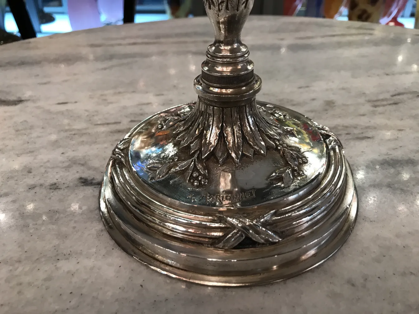 basis antiker kerzenhalter mit aufwendigen details und elegantem ambiente