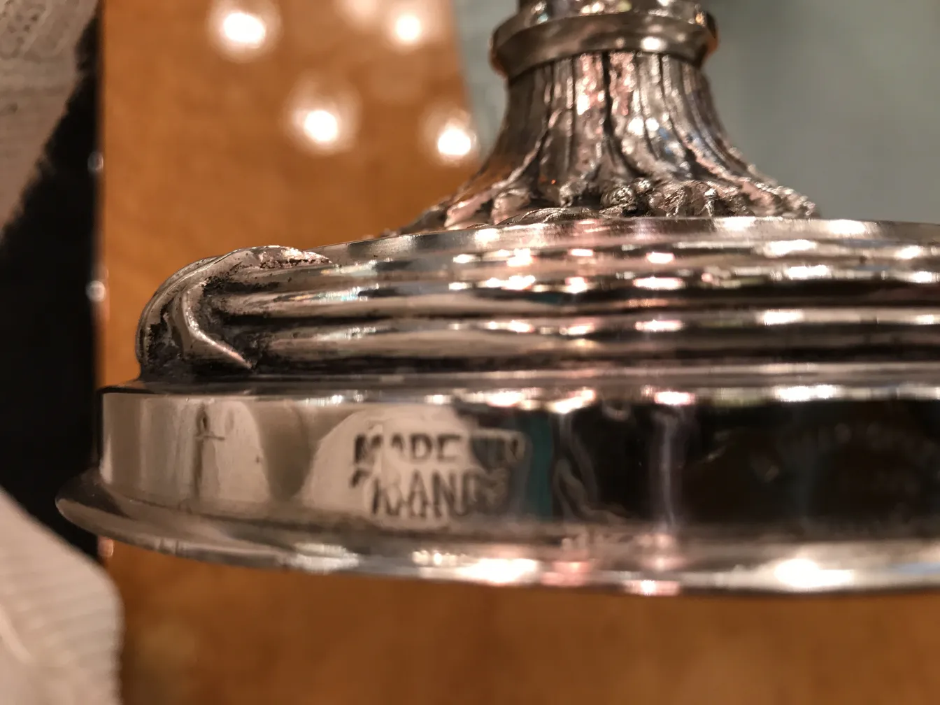 dois castiçais antigos com decoração detalhada