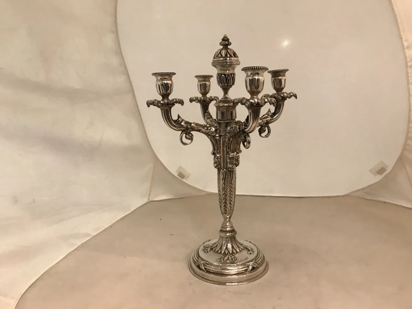 Candelabros antiguos con elaborados detalles decorativos.