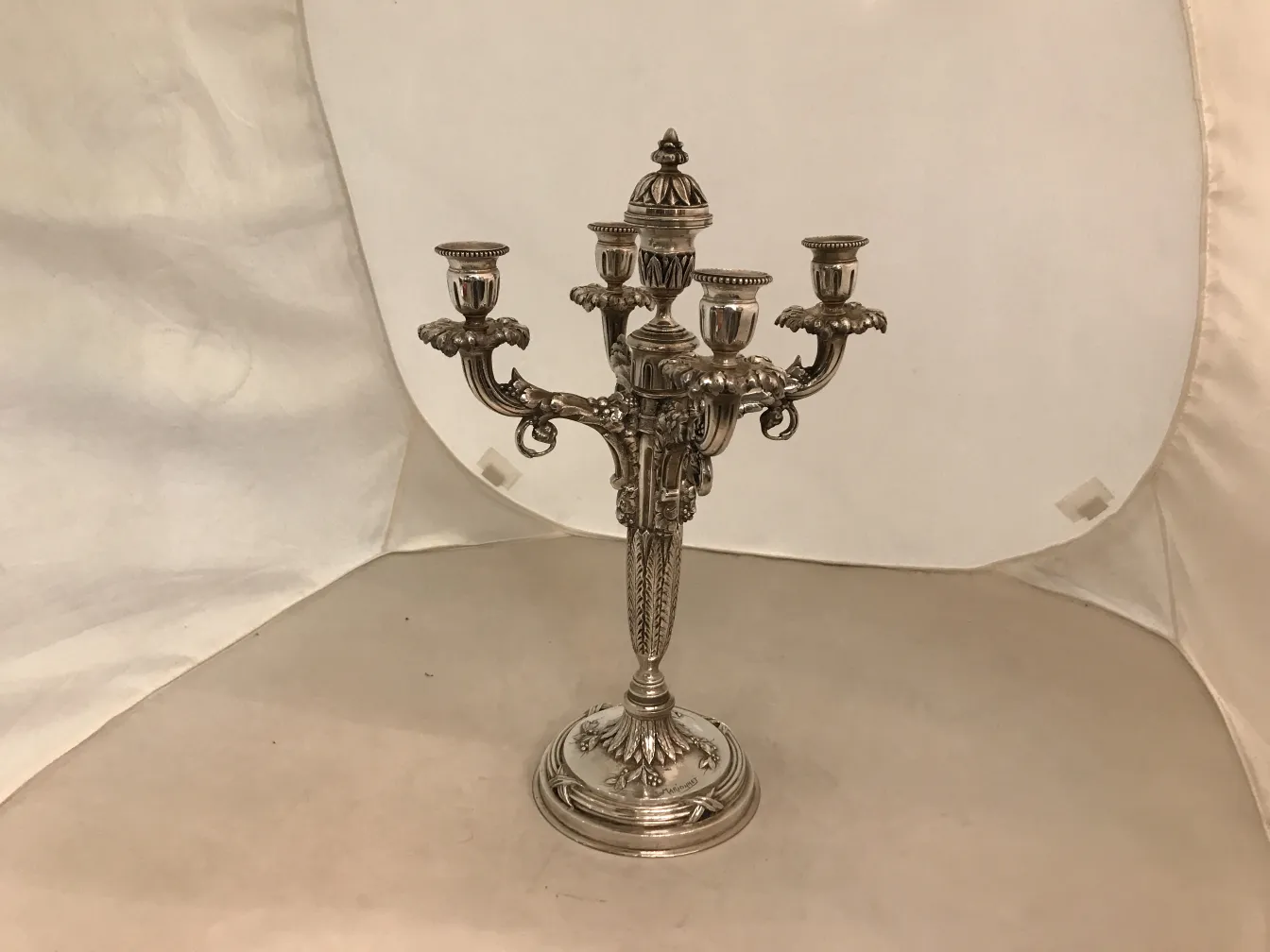 candelabres anciens dans un cadre charmant