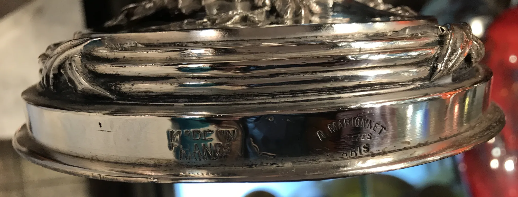 deux candélabres anciens avec design ornemental détaillé