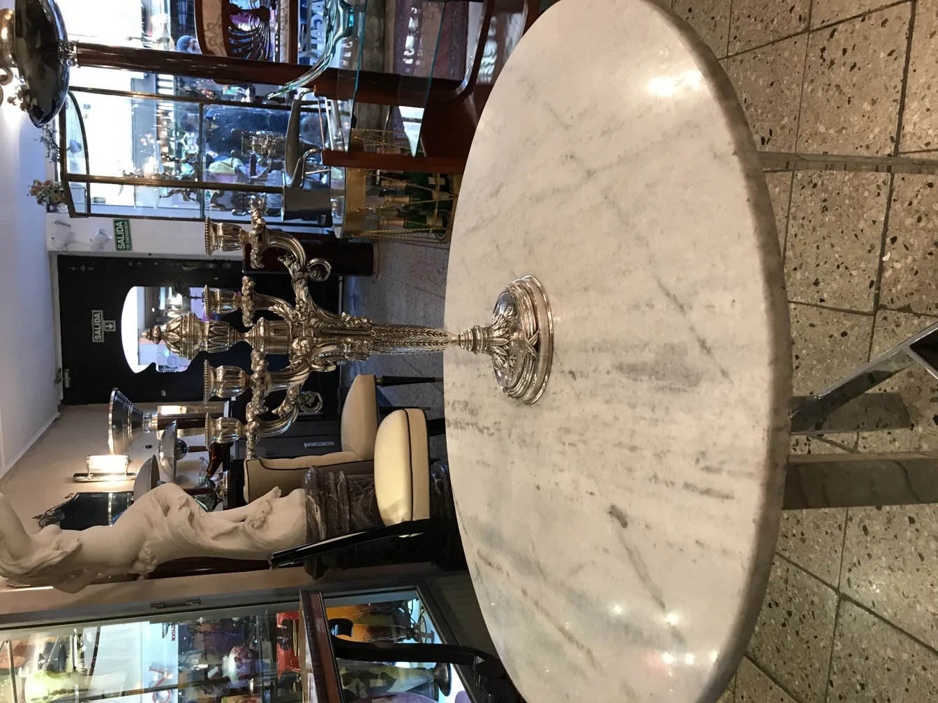 고전적인 2개 장식 촛대와 테이블 및 조명이 있는 우아한 환경