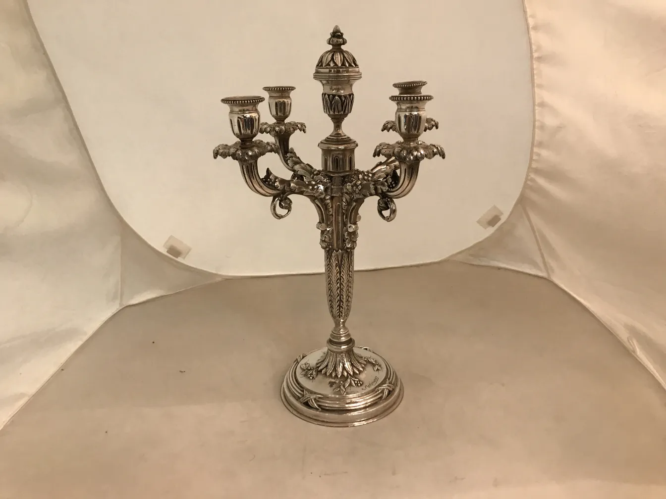 dois castiçais antigos decorativos sobre fundo neutro