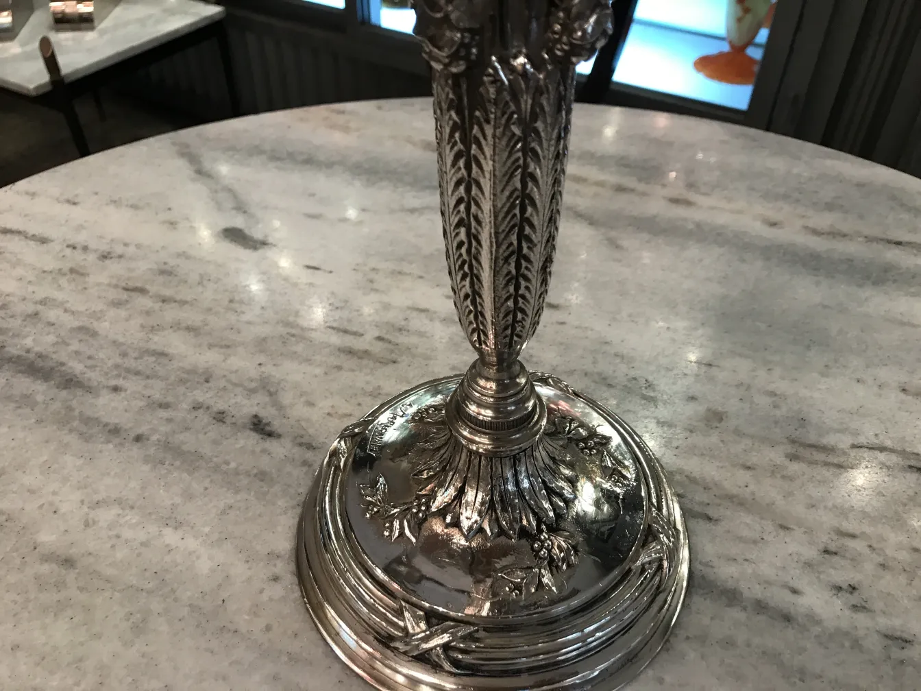 2 antike kerzenhalter mit dekorativen details, art nouveau, auf marmortisch