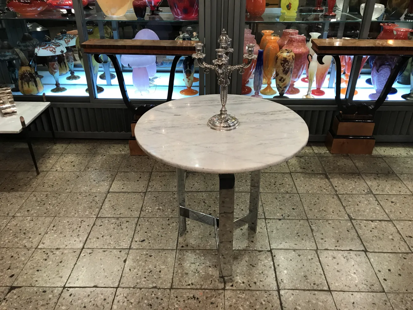 deux candelabres anciens sur une table avec un fond coloré