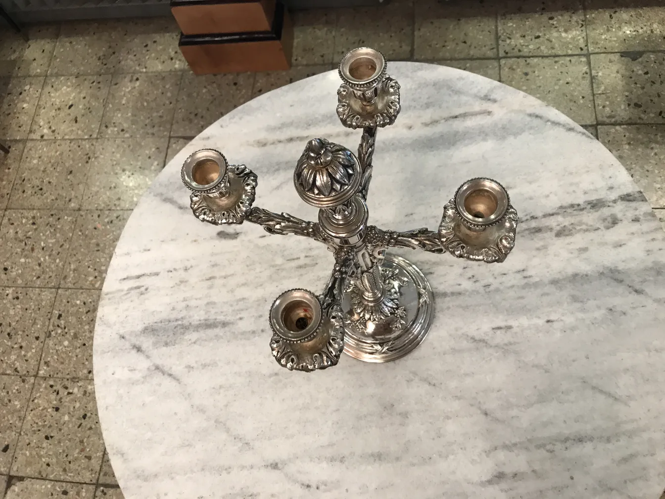 dois castiçais antigos com forma ornate sobre mesa