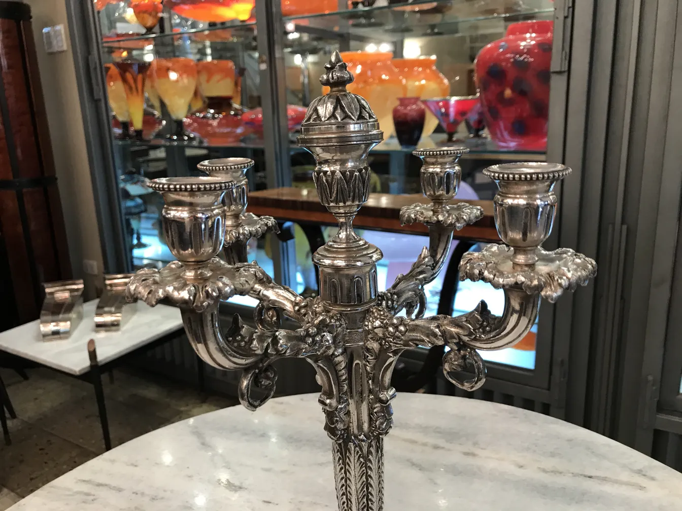 deux candelabres anciens décoratifs avec des détails élégants
