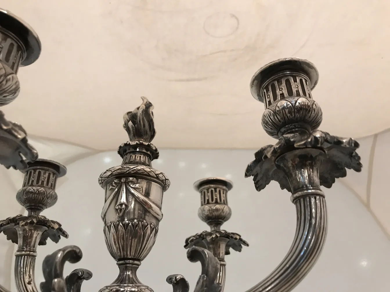 dois castiçais antigos com design decorativo em um ambiente clássico