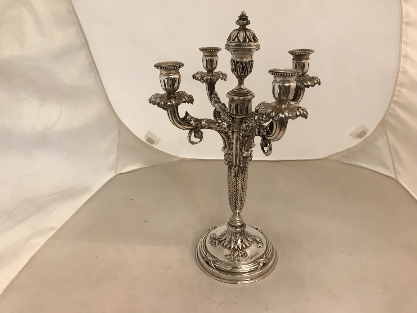 2 candelabros antiguos de diseño artístico con brazos decorativos