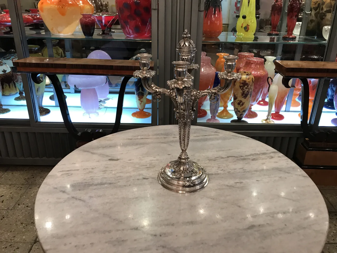 Due candelabri antichi con braccia decorative in stile art nouveau