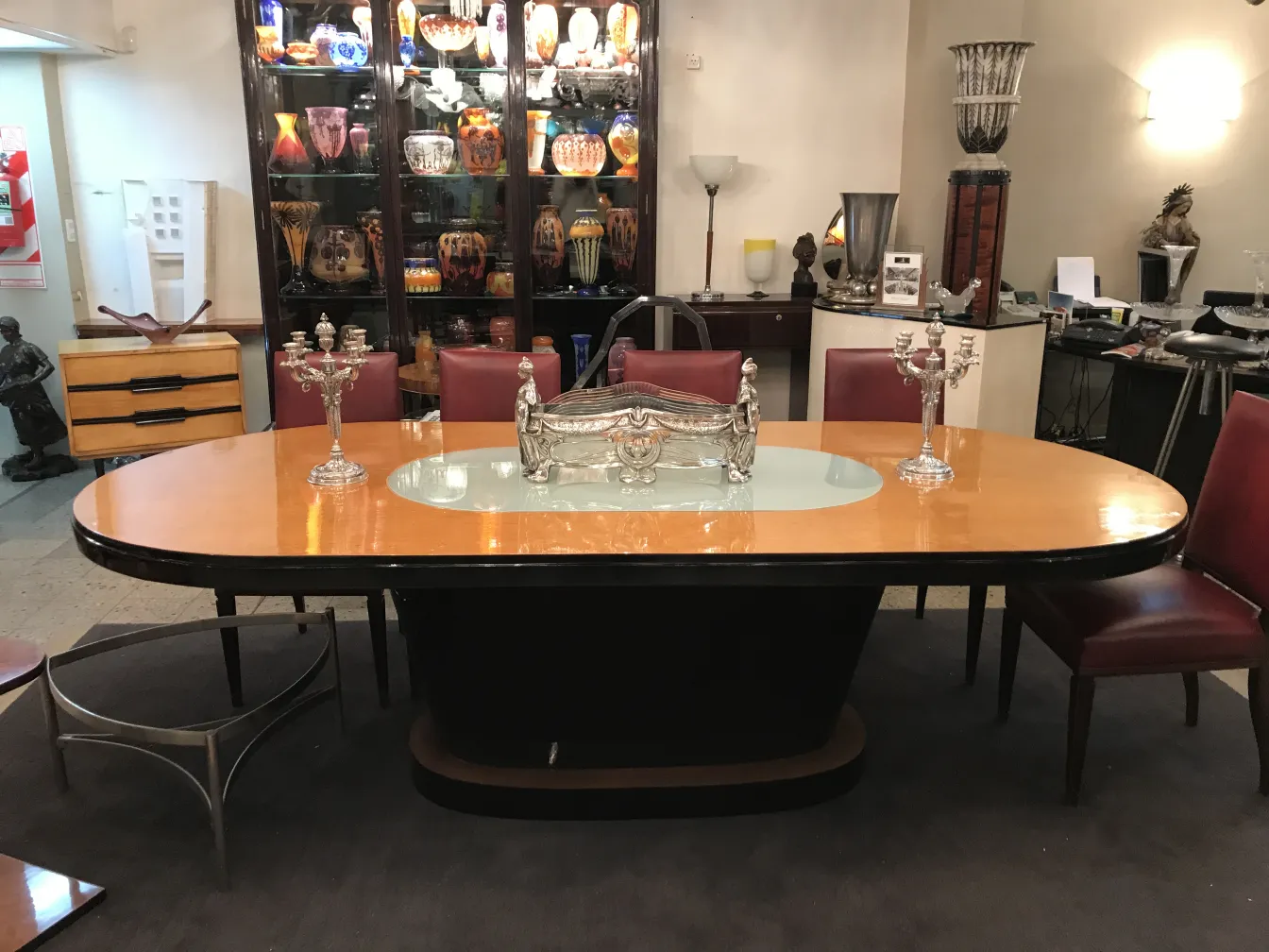 2 portacandeli antichi su un tavolo elegante con ambiente