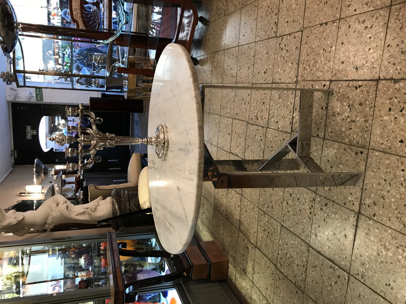 Deux candelabres anciens sur une table élégante dans un cadre classique