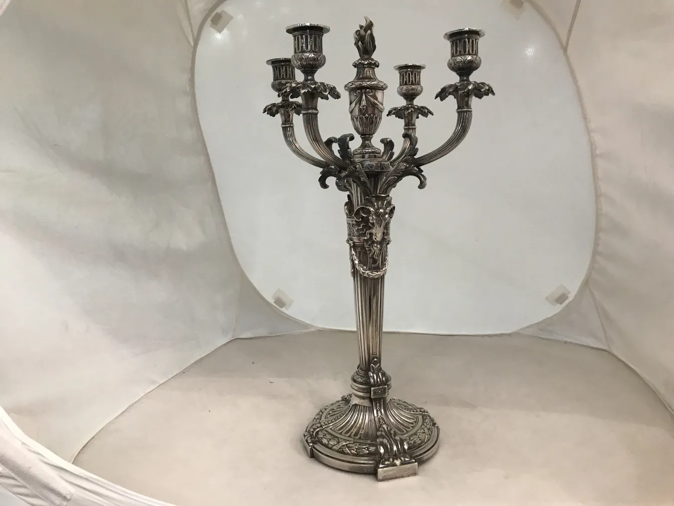 2 castiçais antigos art nouveau em ambiente neutro