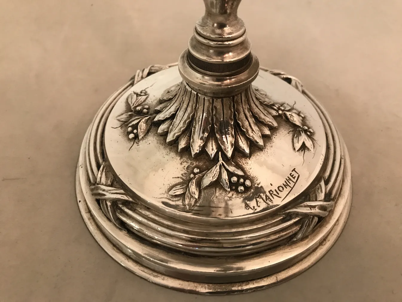 Base decorativa di due portacandeli antichi art nouveau con dettagli floreali