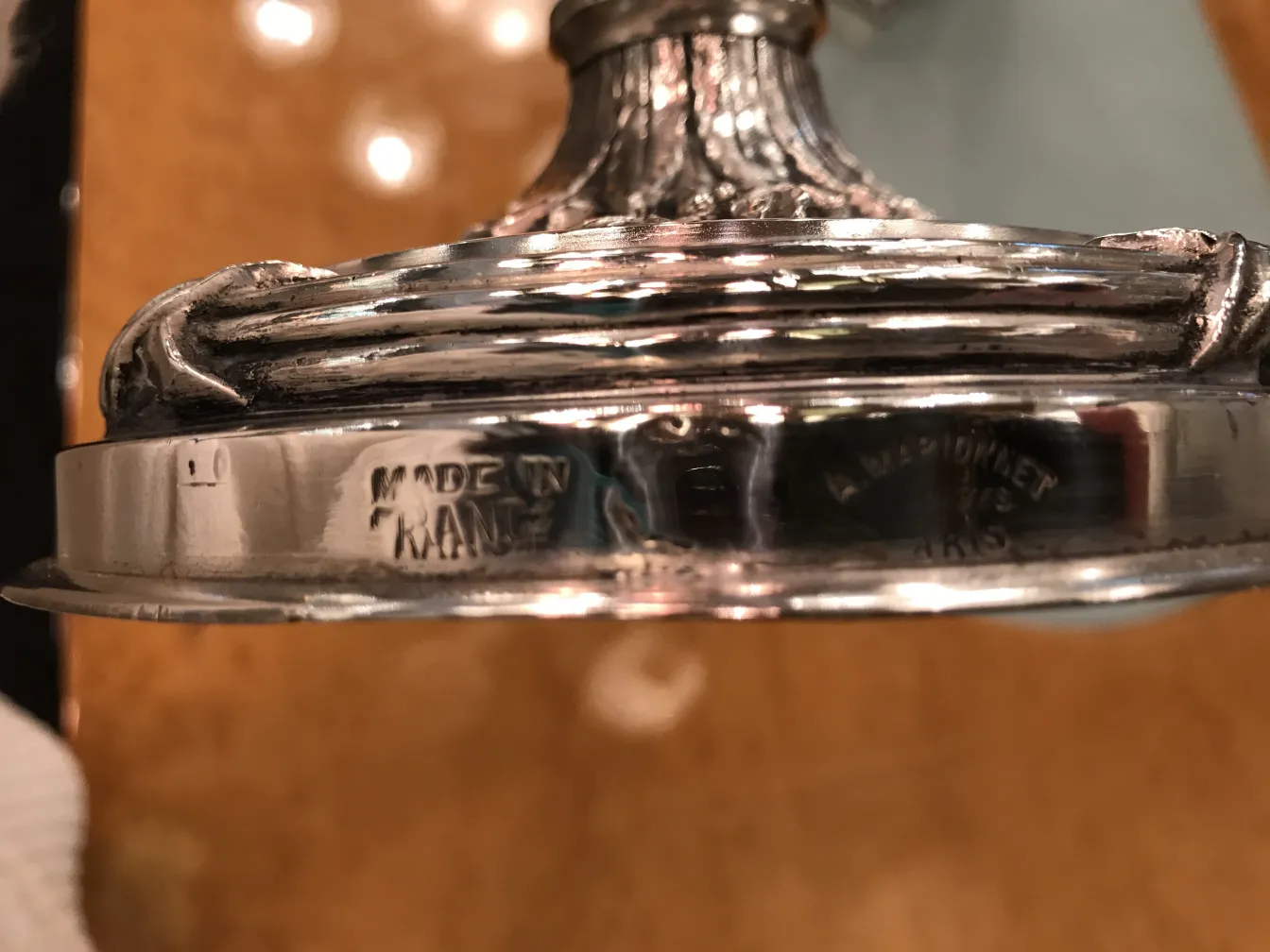 세트의 앤티크 촛대 2개, 아르 누보의 복잡한 디테일을 포함합니다.