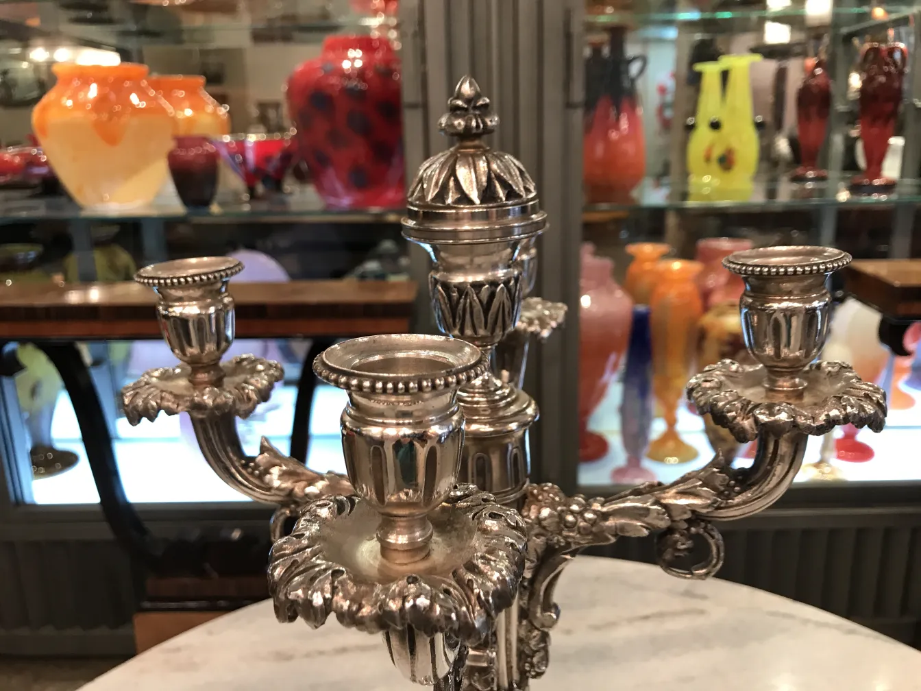 deux candélabres anciens avec un style décoratif élaboré dans un cadre ancien.