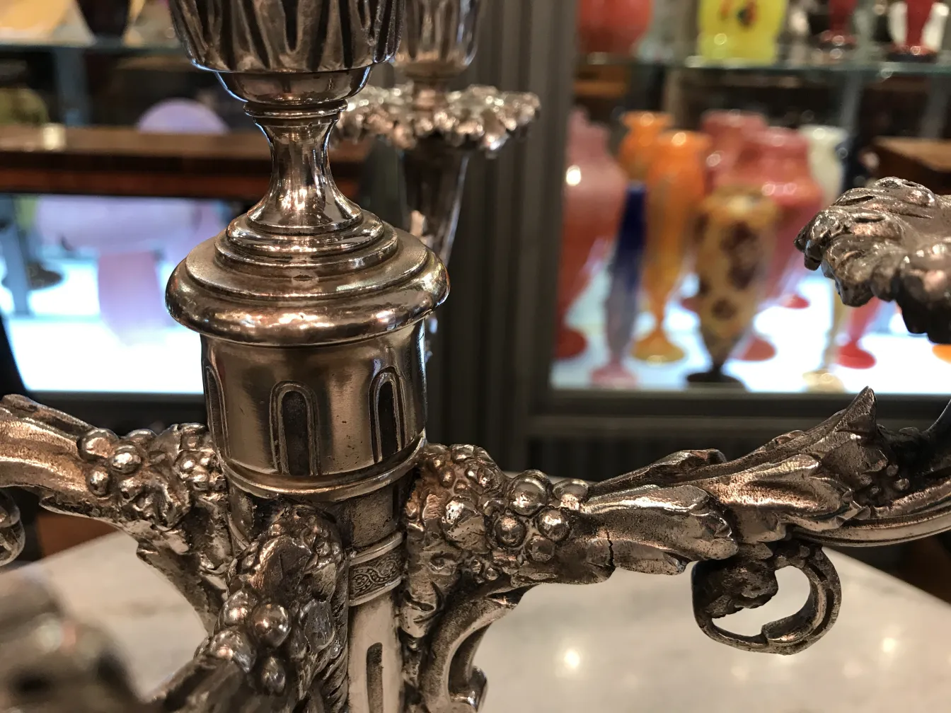 candelabri antichi con dettagli ornamentali e uno sfondo colorato