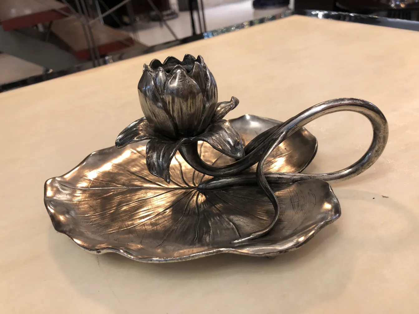 candelabre ancien avec motif floral sur base ronde