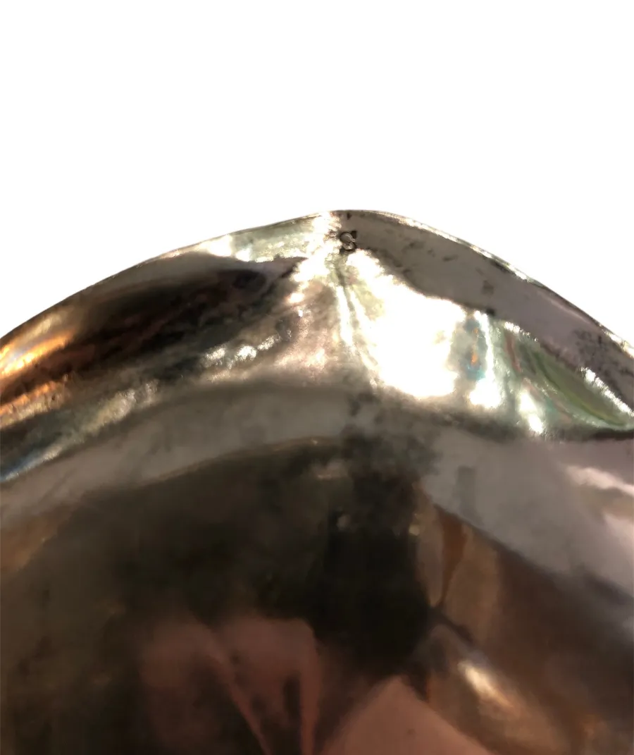 Castiçal antigo Art Nouveau com detalhes brilhantes e formas elegantes