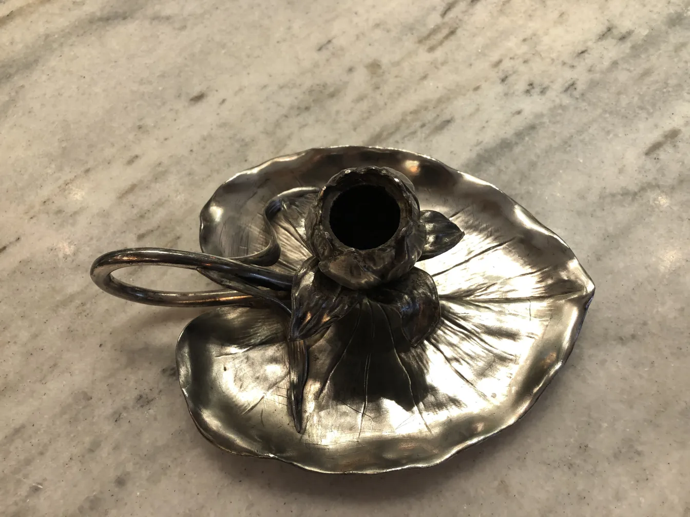 Candelabro antico in stile Art Nouveau con base a forma di fiore