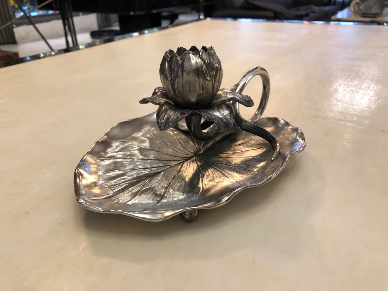 Candelabra purani phool aur patte ke design mein, sajawat bhara aur shandar