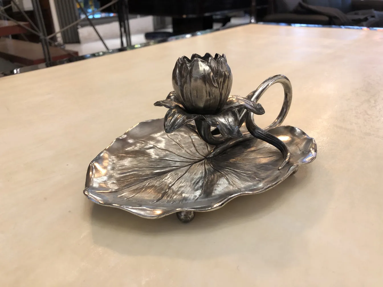 شمعدان قديم مع قاعدة على شكل ورقة زهور، مظهر أنيق