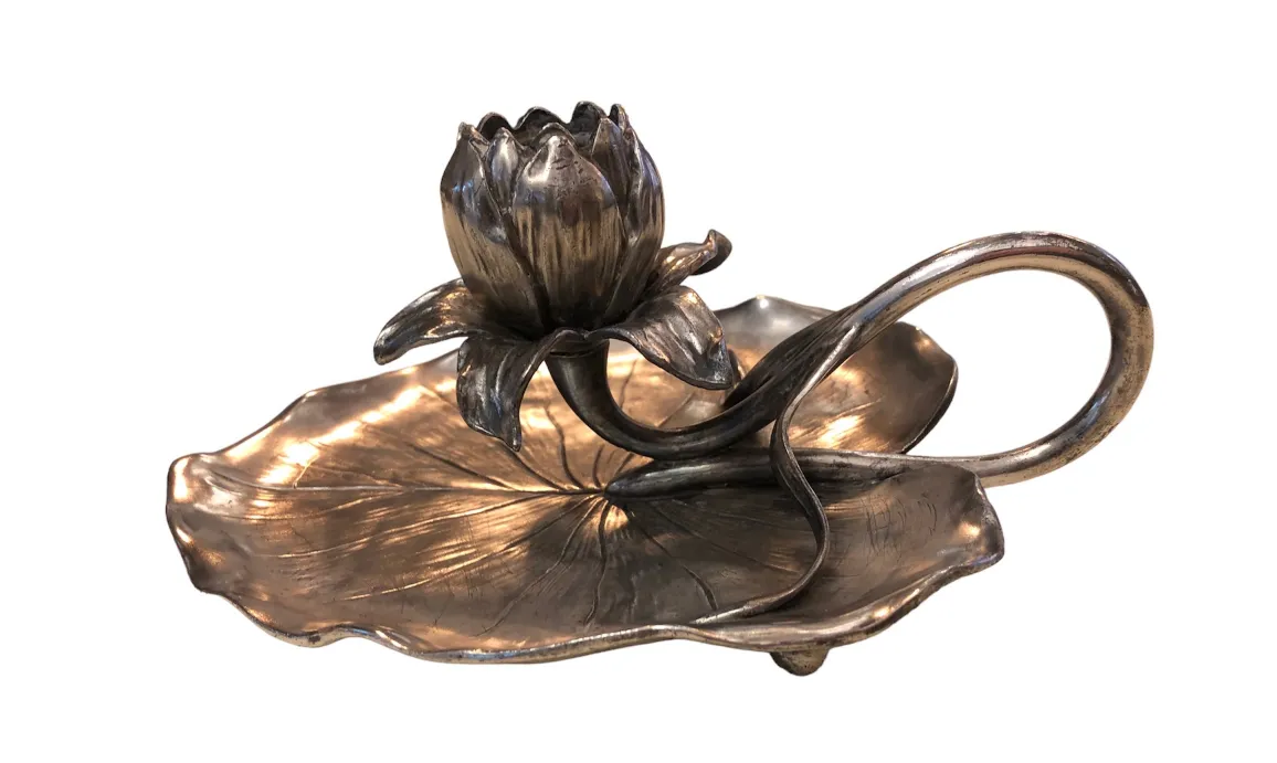 castiçal antigo em forma de flor de lótus, elegante e detalhado em um ambiente relaxante