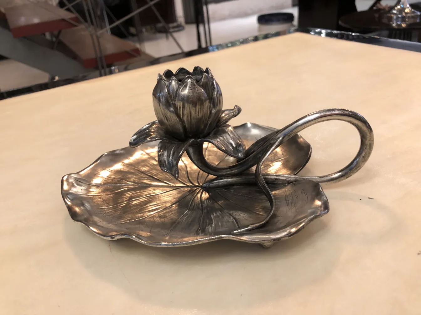 古代烛台，顶部有花朵和装饰底座