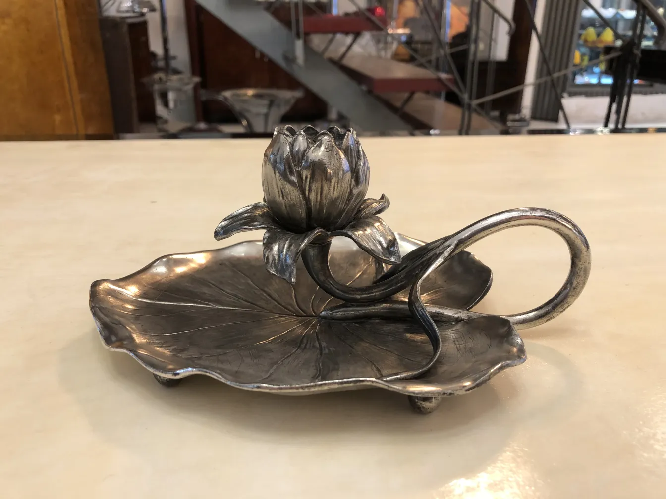 Candelabro antigo com base de flor de lótus, estilo Art Nouveau.