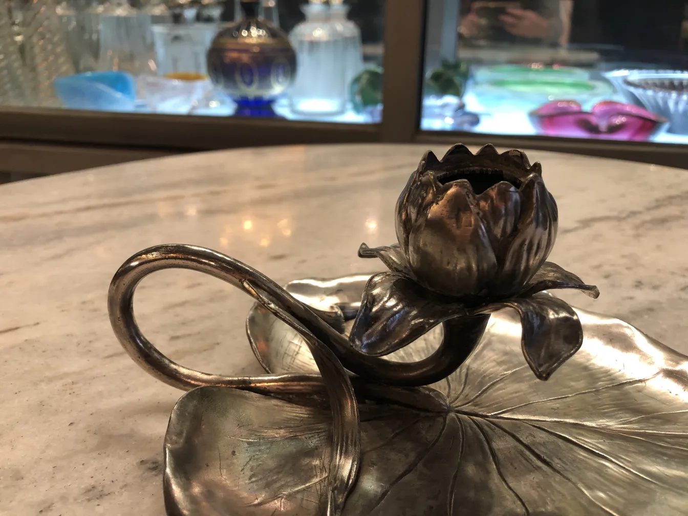 Candelabro antigo com flor de lótus e folha, ambiente elegante