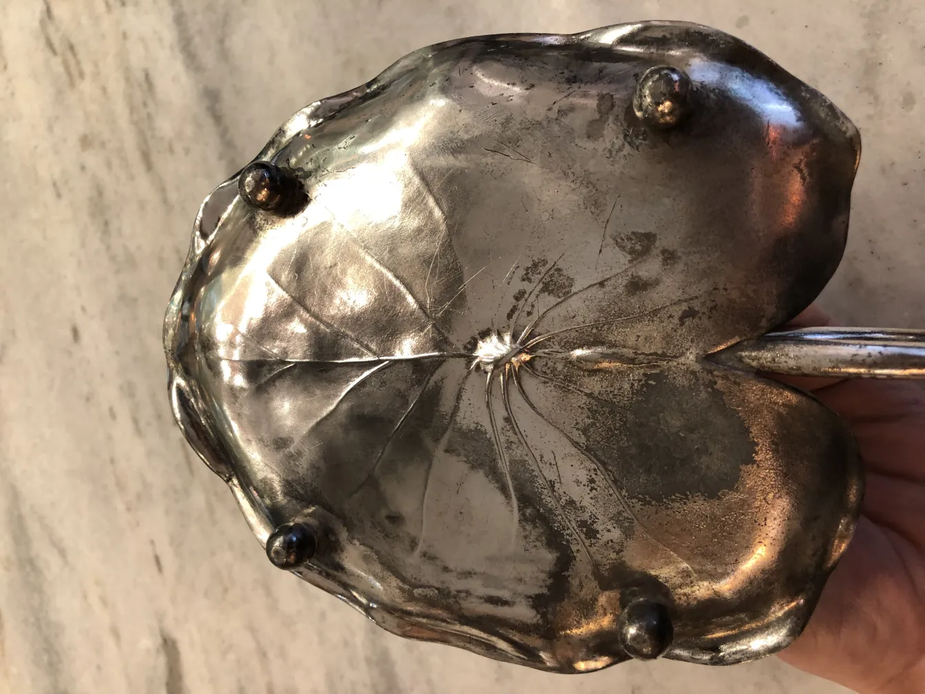 Candélabre ancien avec un design complexe et un style Art Nouveau dans un cadre classique.