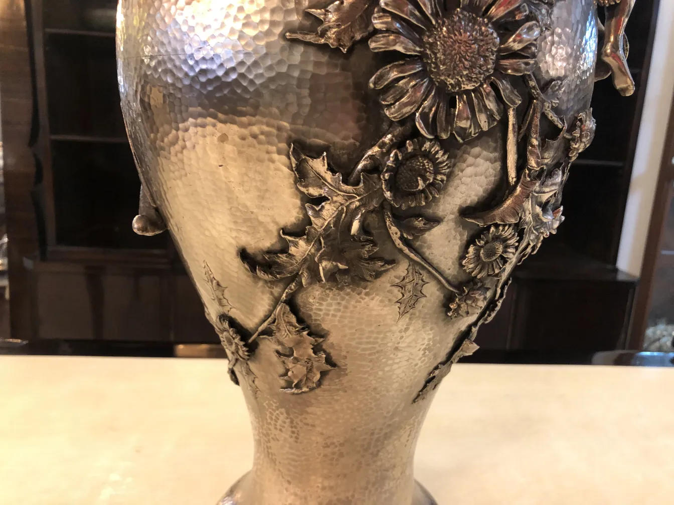 zwei antike vases mit geprägten blumen