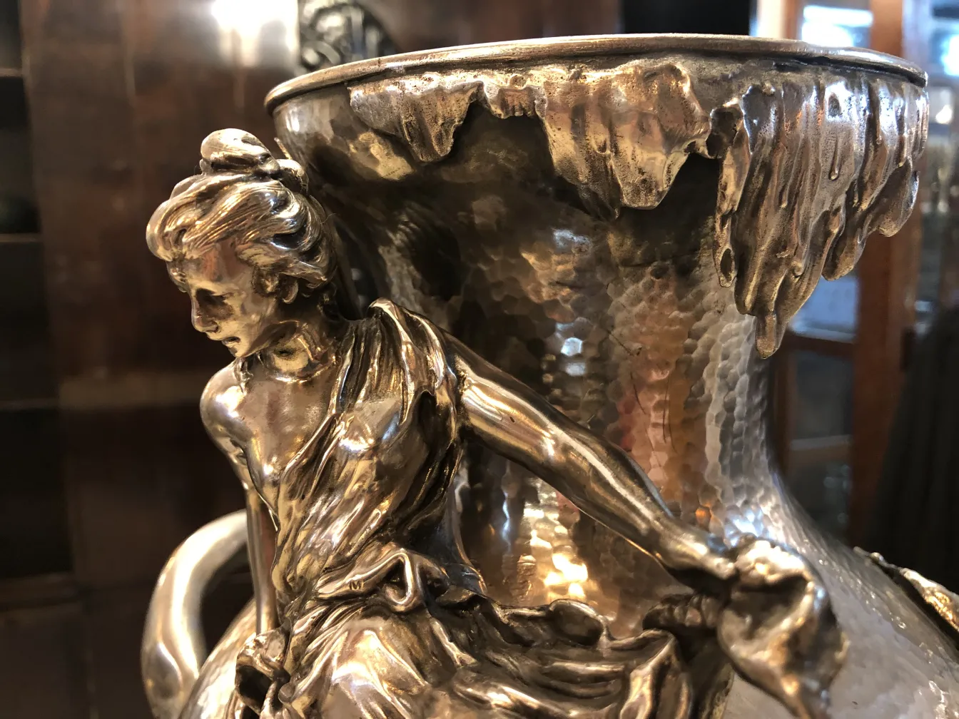 Anciens vases décoratifs avec figure et détails complexes