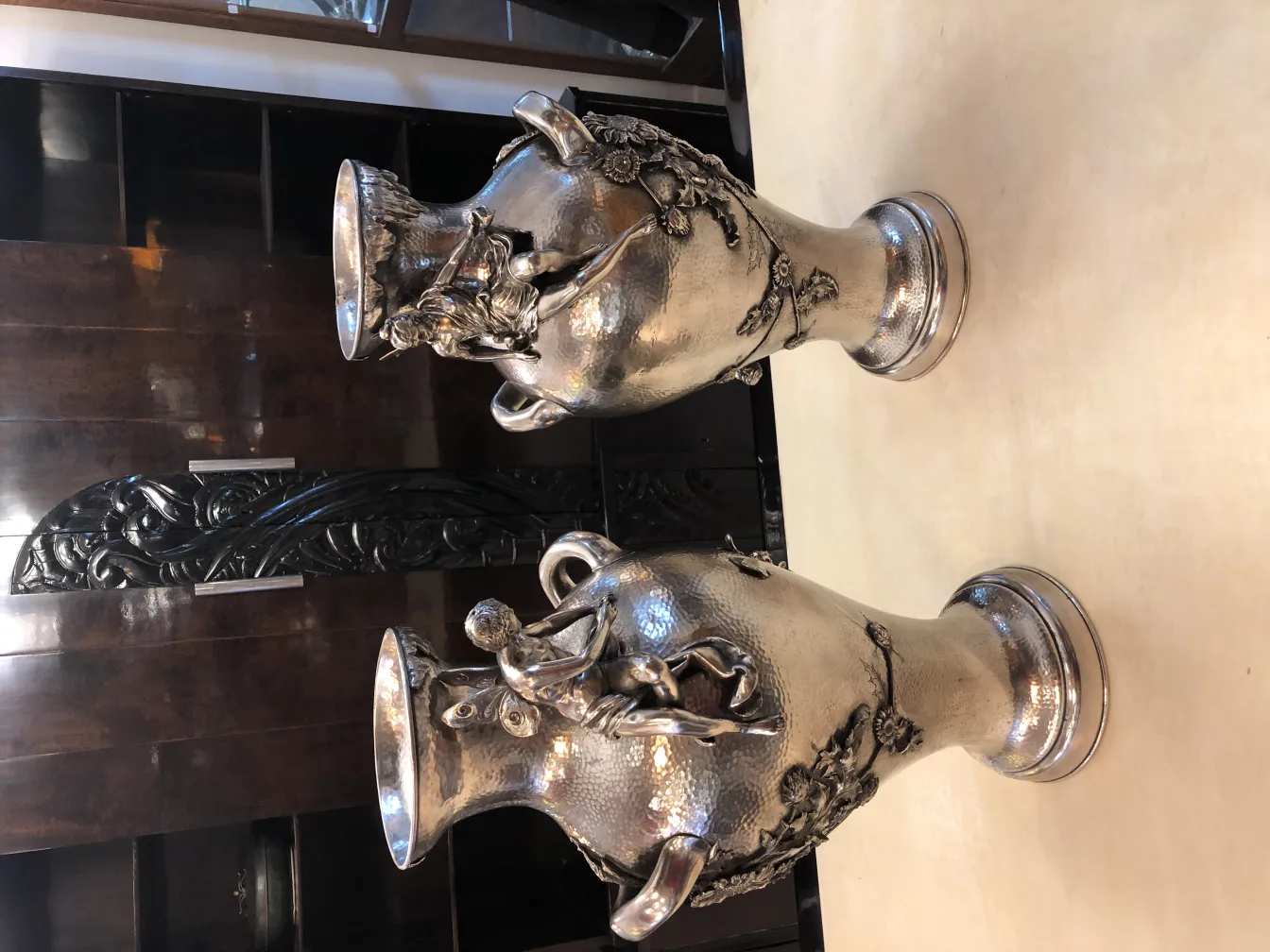 Deux vases anciens avec des détails décoratifs dans un cadre élégant.