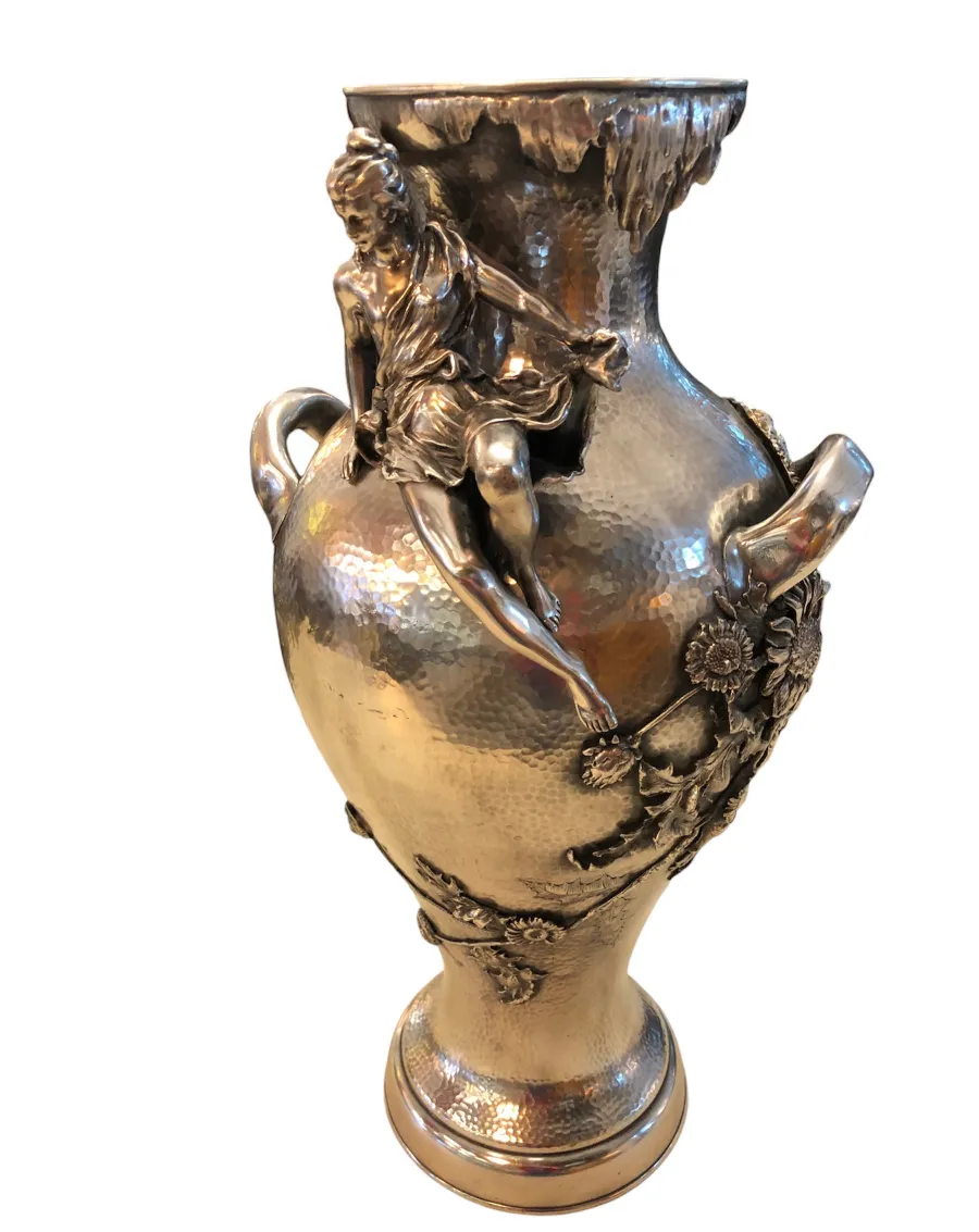 2 antike Art Nouveau Vasen mit einer sitzenden Figuren