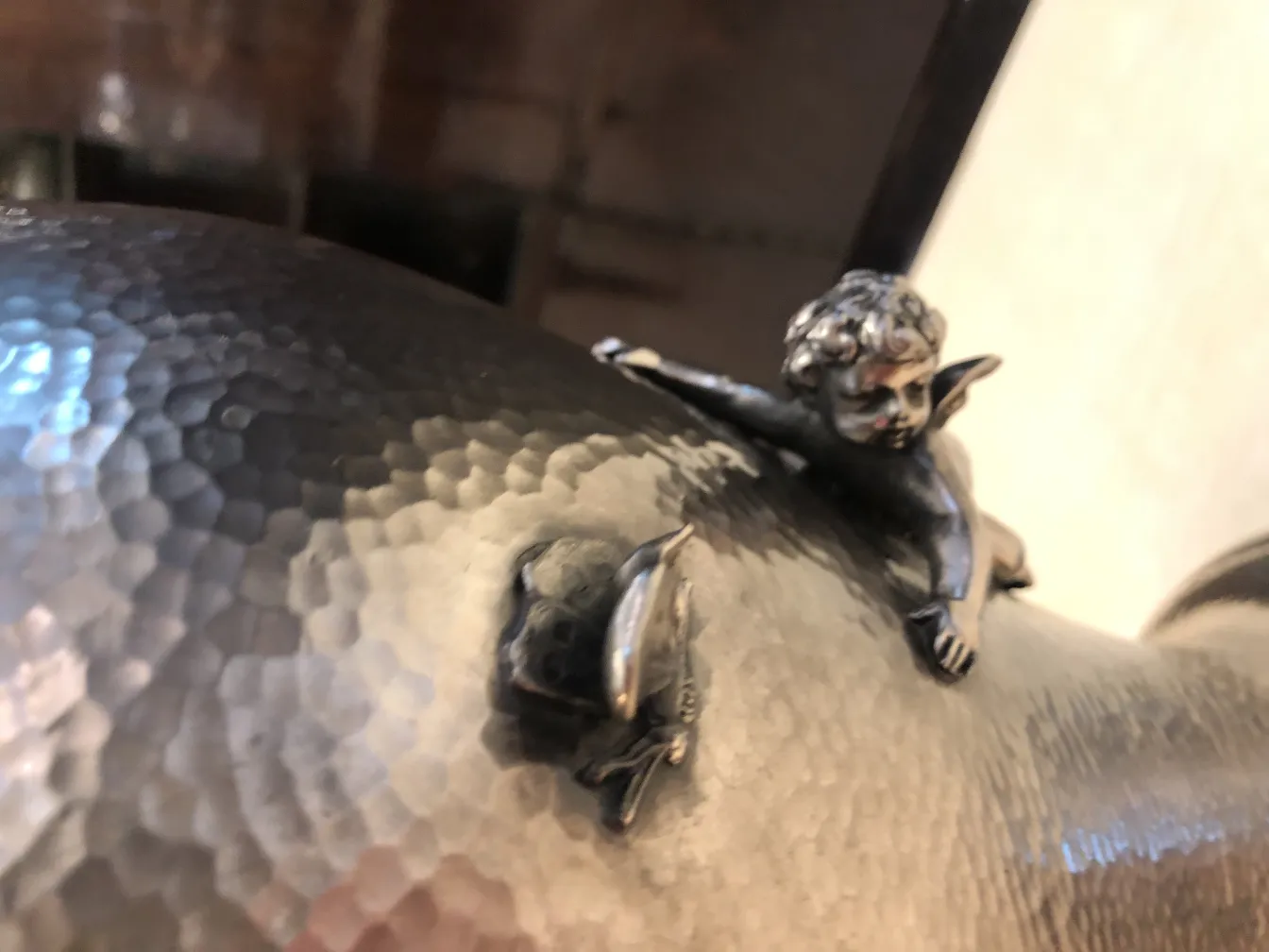 两个古董花瓶，带装饰细节和形象