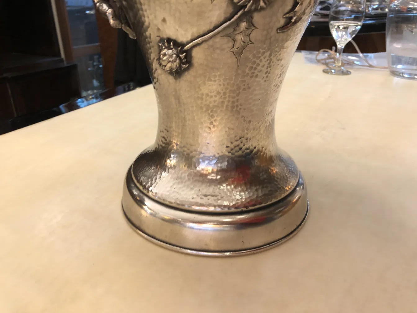 vasi antichi decorativi con dettagli art nouveau, in un ambiente elegante