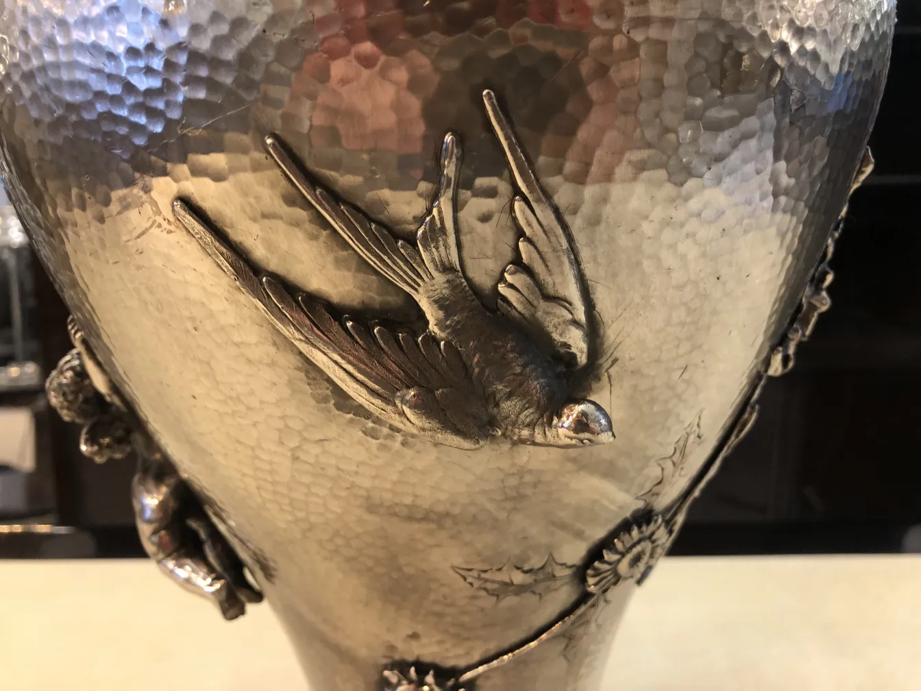 antike vase mit einem vogel im stil des Art Nouveau verziert