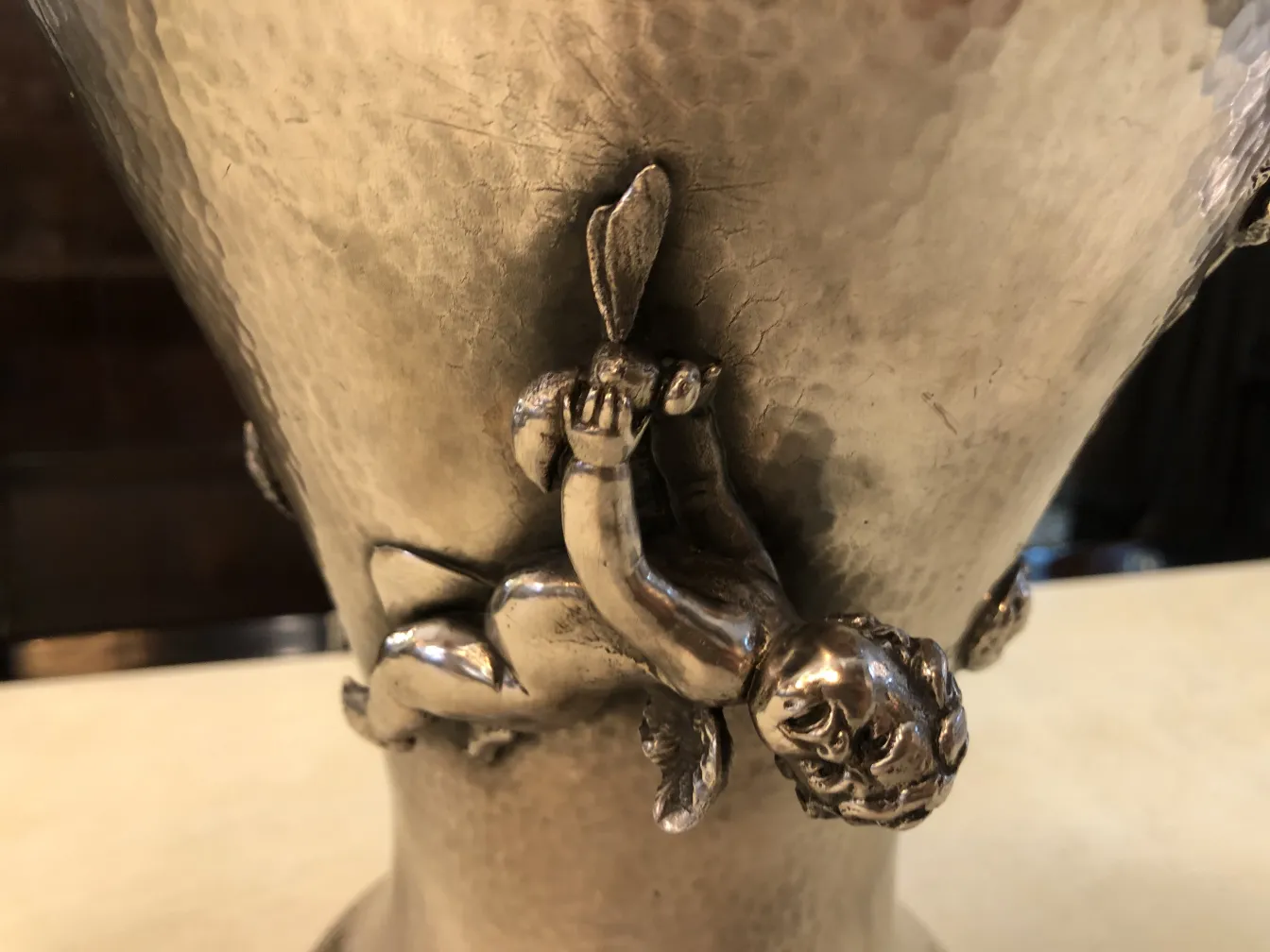 две антикварные вазы с рельефными декоративными фигурами, классическая обстановка