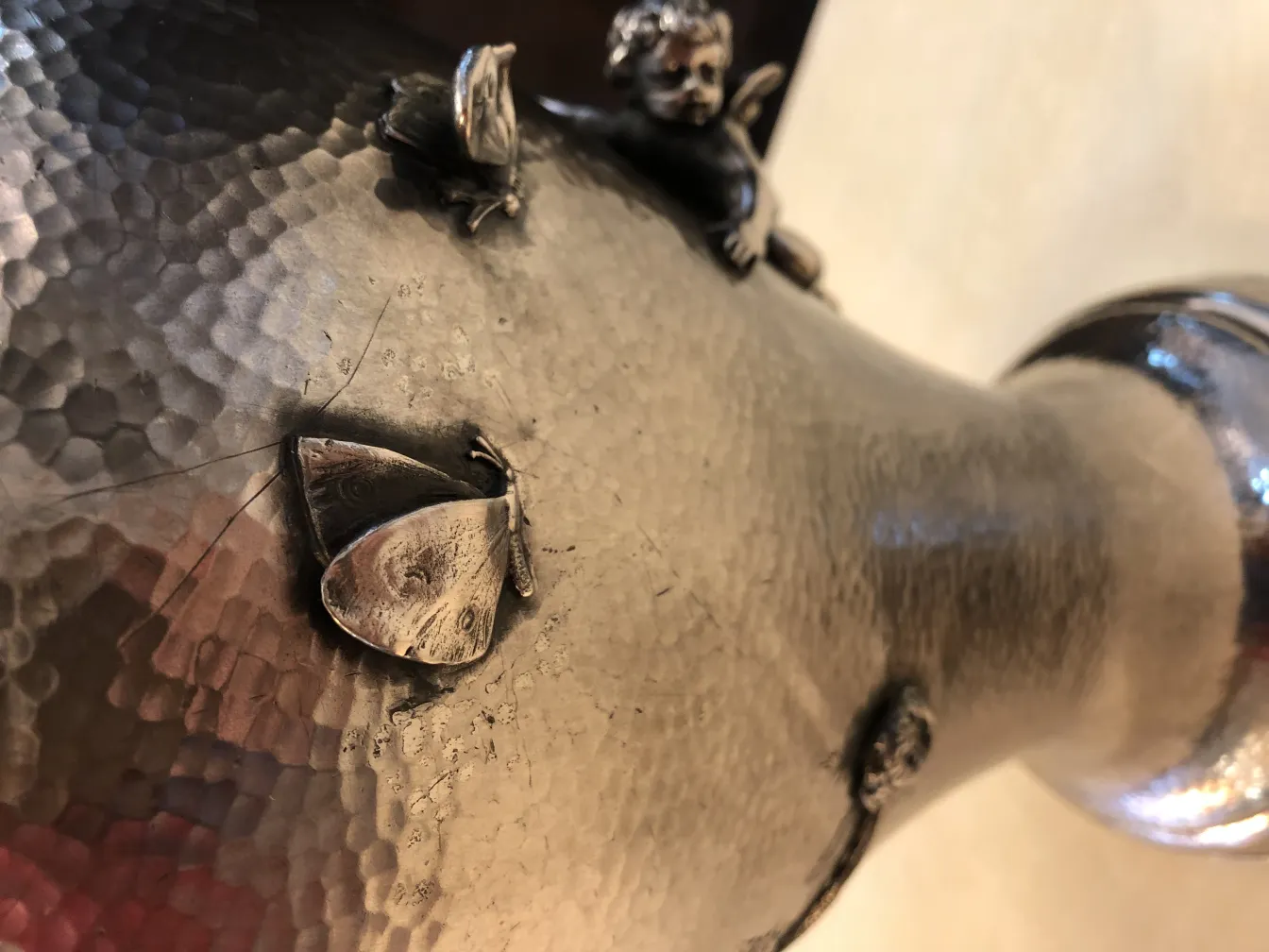 dos floreros antiguos decorativos con detalles en Art Nouveau, acompañado de un fondo sutil