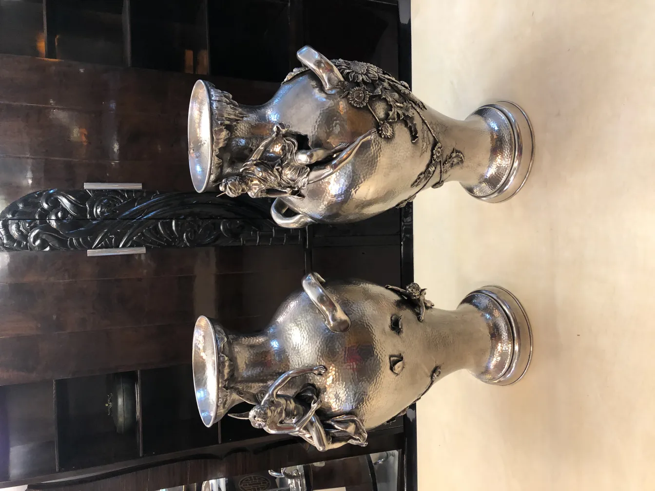 Antiguos floreros decorativos en estilo Art Nouveau, con detalles trabajados y un acabado brillante.