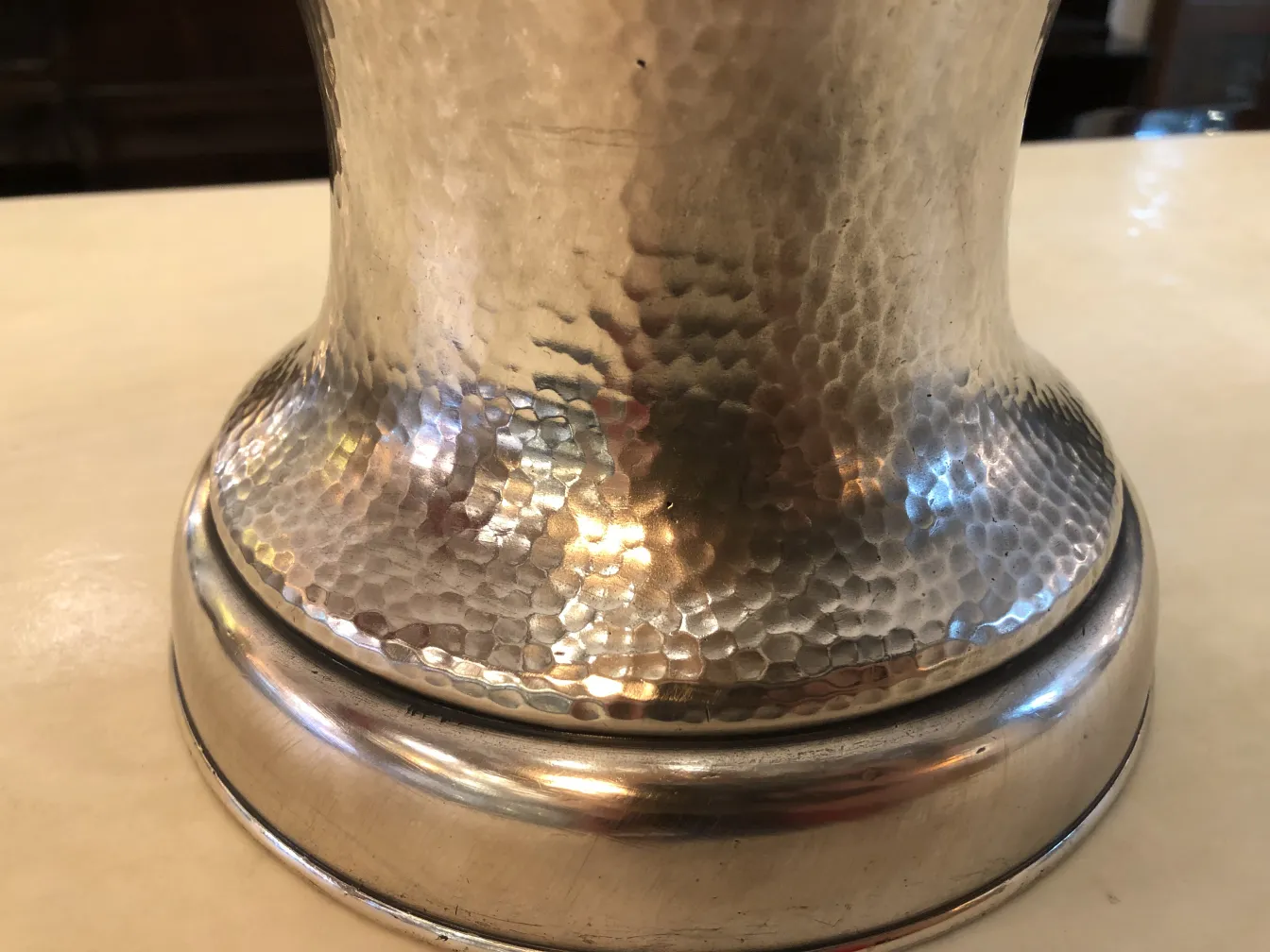 Vases anciens avec des détails uniques et brillants, parfaits pour la décoration.