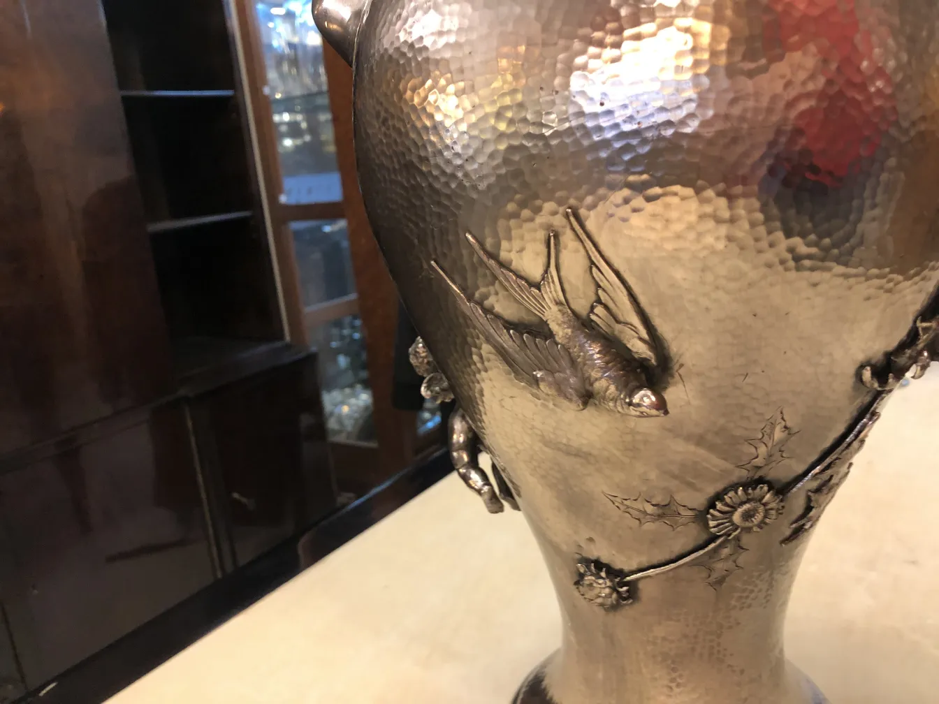 красивые антикварные вазы art nouveau с декоративными деталями