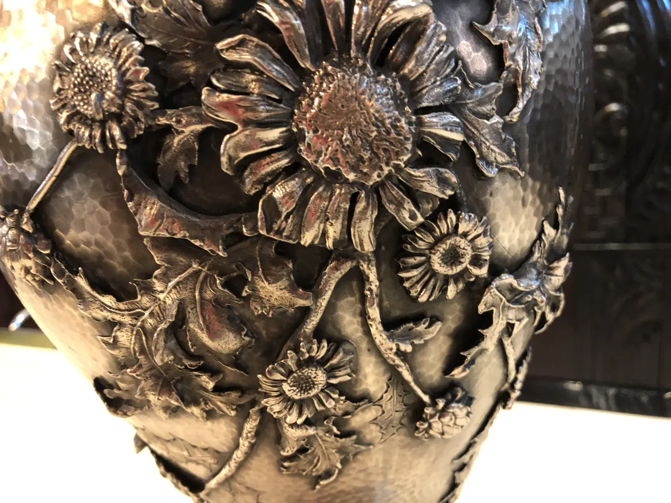 Antiguos floreros decorativos con relieve de flores y hojas