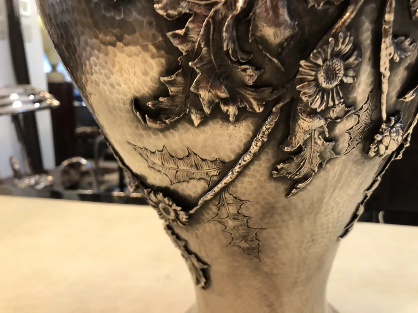 dettagli in stile art nouveau su 2 vasi antichi