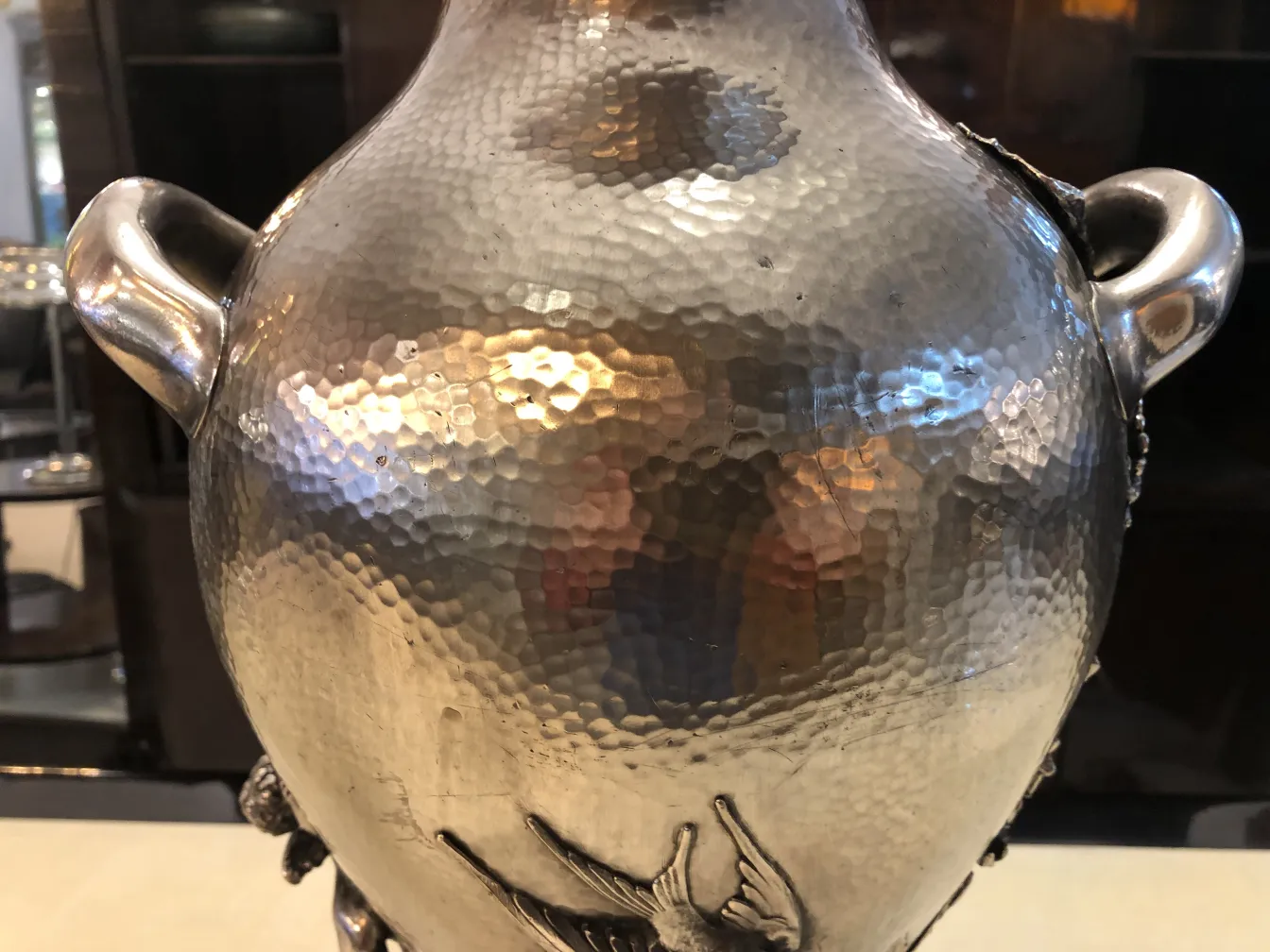 Deux vases anciens art nouveau avec un design élégant et des détails uniques