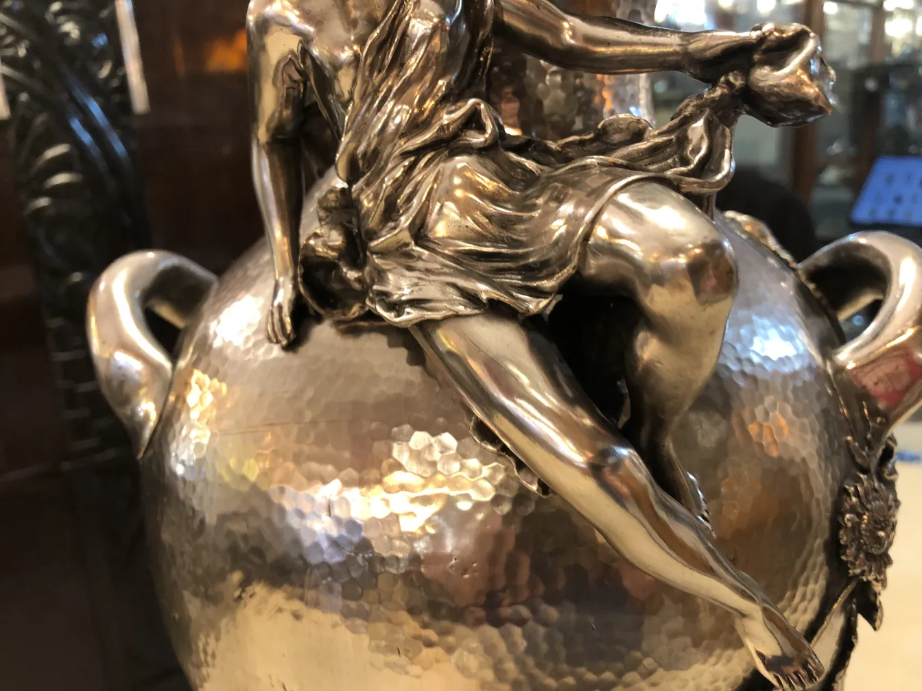 due vasi antichi con design art nouveau dettagliato